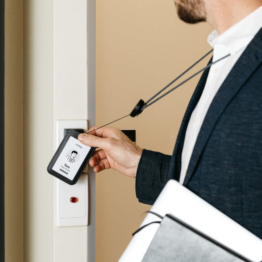 独自のワイヤーリールの「本革 IDカードホルダー」|Orbitkey