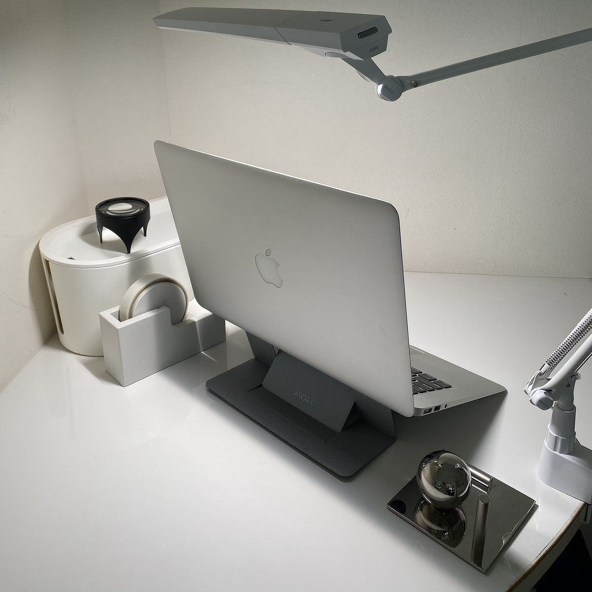 置くだけで絵になる鏡面仕上げ球体スタンド|TAKEDA DESIGN PROJECTスマートフォンスタンド