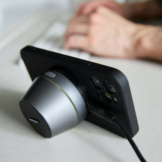 スマホスタンドになるMagSafe対応Bluetoothスピーカー|MaGdget(マジェット)スピーカー