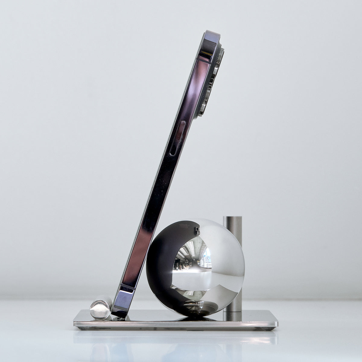 置くだけで絵になる鏡面仕上げ球体スタンド｜TAKEDA DESIGN PROJECTスマートフォンスタンド