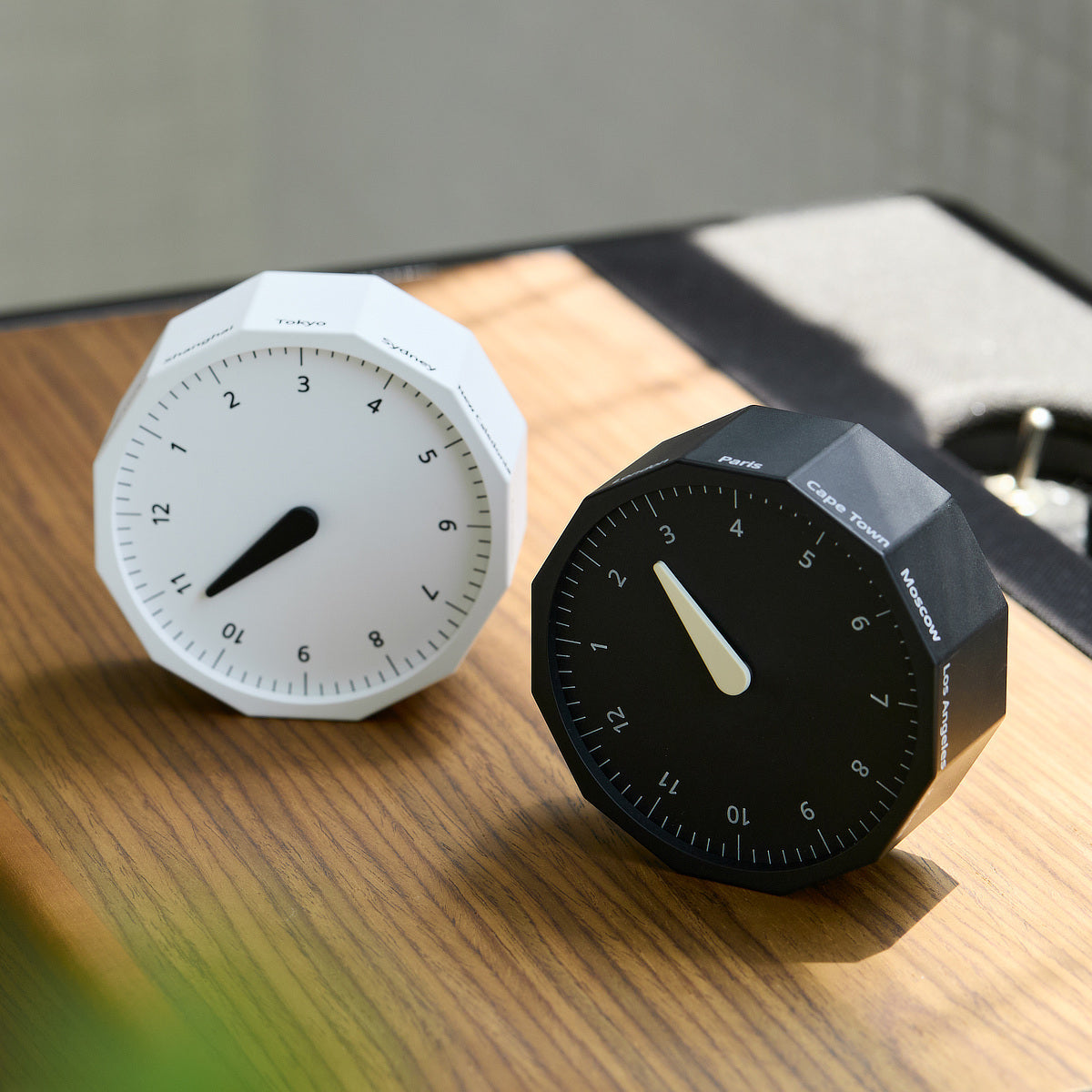 世界の都市の時刻を表示する12角形アナログ時計｜World Clock