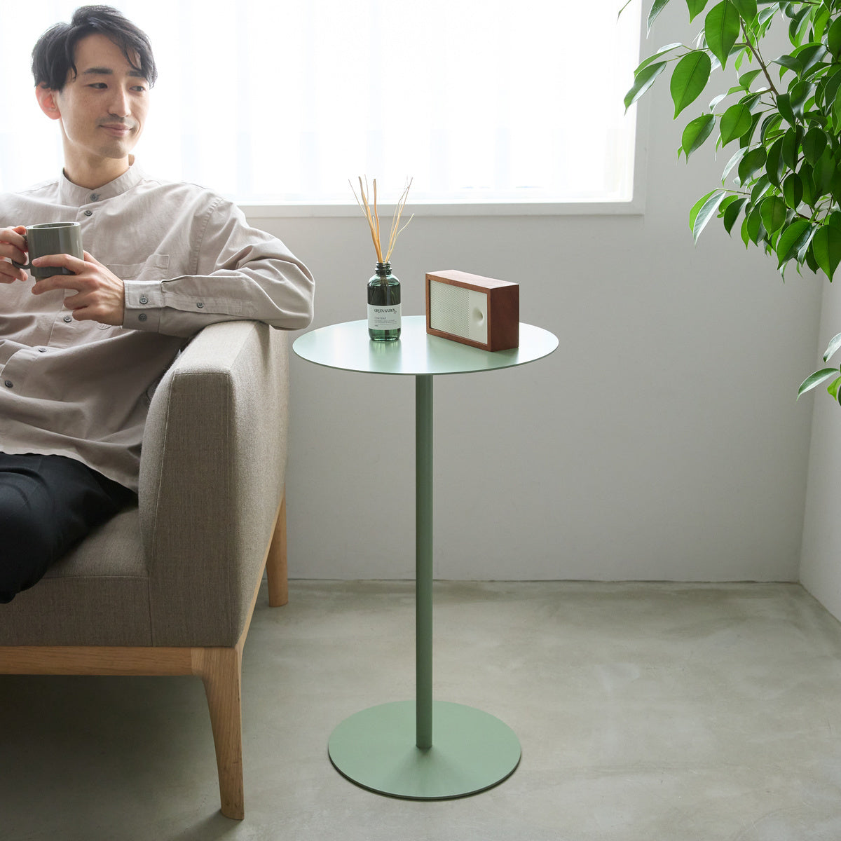 サイドテーブル／直径38cm》工具要らずで組立て・解体・収納も。モダン