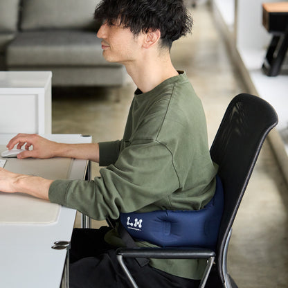 空気で腰を支える携帯用エアクッション / Lumbar Helper